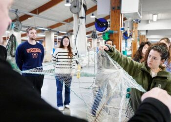 På DTU Hirtshals Campus lærer de studerende bl.a. at designe og konstruere fiskeredskaber, der kan reducere fiskefartøjers forbrug af brændstof samt uønsket fangst. Billedet viser en studerende på en workshop hos den lokale net-producent Cosmos Trawl. Foto: Svenn Hjartarson.