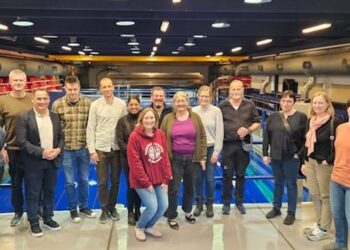 Deltagerne på workshoppen for Havets Årti fra Grønland, Færøerne og Danmark repræsenteret ved DTU Aqua ses her foran Flume Tanken i Nordsøen Forskerpark. Foto: DTU.
