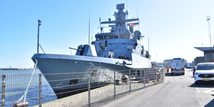 Krigsskibet Emden ved Norgeskajen i Hirtshals Havn. Foto: Presse-fotos.dk.