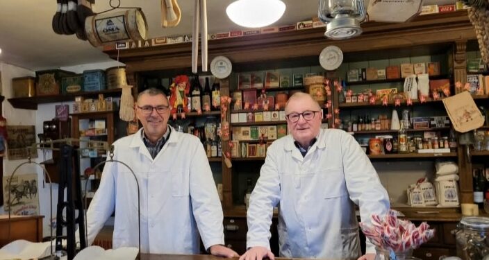 Købmændenes står klar bag disken. Der følger nok også en god historie med om købmandshandel i gamle dage. Foto: VHM.