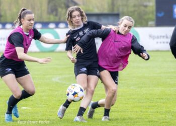 Det er alvor, når der trænes på Fortunas anlæg. 
Her bliver Rebekka Frederiksen klemt mellem 
Samantha Kühne og Josefine Valvik.