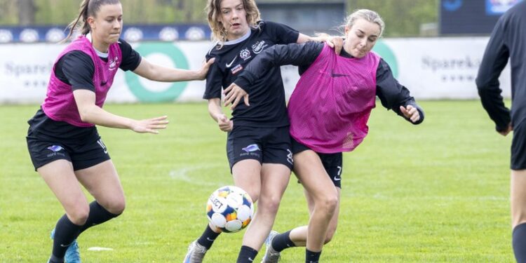 Det er alvor, når der trænes på Fortunas anlæg. 
Her bliver Rebekka Frederiksen klemt mellem 
Samantha Kühne og Josefine Valvik.