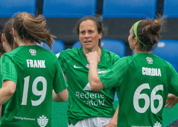 Målscoreren til 02- 
 Ashley Riefner her omgivet af sine medspillere. Foto (arkiv): Jess M. Madsen.