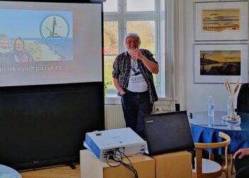 Anders og Dorte ved et af deres foredrag i Kaffestuen ved Hirtshals Fyr. Foto (arkiv): Privat.