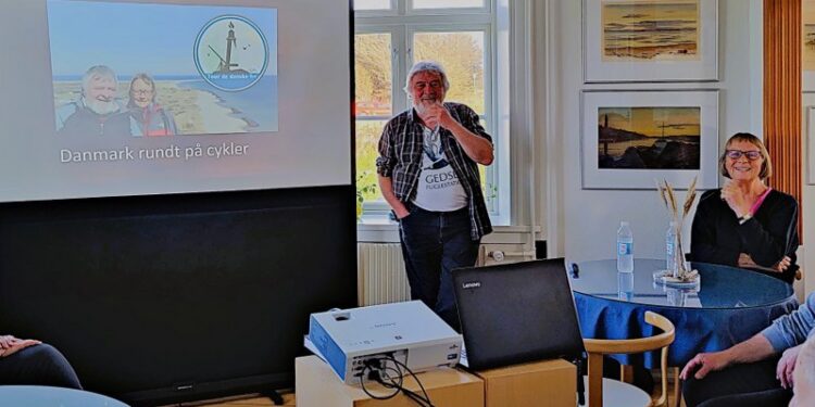 Anders og Dorte ved et af deres foredrag i Kaffestuen ved Hirtshals Fyr. Foto (arkiv): Privat.