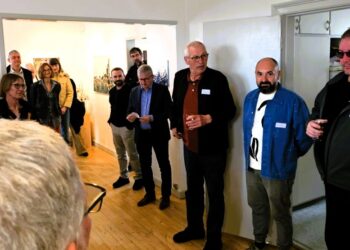 Kurt Bærentsen, Ovidiu Talpo og Ole Valsson ses her ved en tidligere udstilling på Hirtshals Fyr. Foto: Helle Gaust.