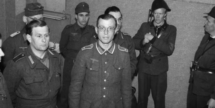 Her ses nogle af de tyske Gestapofolk bevogtet af frihedskæmpere. Foto: Aalborg Stadsarkiv.