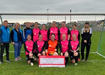 Fra venstre ses Lions vicepræsident Ole Kjærsgaard og den nye præsident Tanja Nielsen, og de 12 friske damer. Foto: Lions.