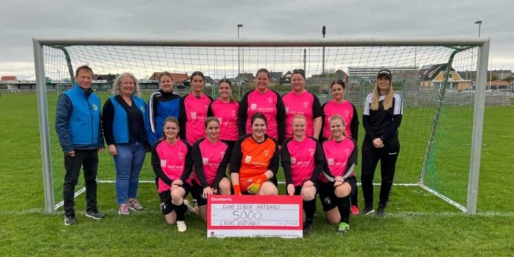 Fra venstre ses Lions vicepræsident Ole Kjærsgaard og den nye præsident Tanja Nielsen, og de 12 friske damer. Foto: Lions.