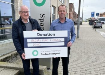 Handelschef Per Martensen modtager checken fra filialdirektør René Jensen foran Sparekassen Danmark i Hirtshals. Foto: Privat.