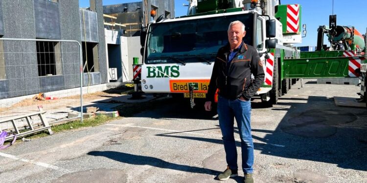 Direktør Tonni Sørensen foran nybyggeriet ved Hirtshals TransportCenter. Foto: Niels Skipper.