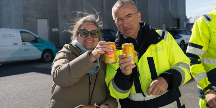 Head of Fishery & Maritime Services Linn Indrestrand og Port Officer Boye Larsen skålede i Cocio ved rejsegildet hos Hirtshals Havn.