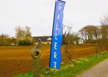 Gården med galleriet set fra hovedvejen. Foto: Elling.