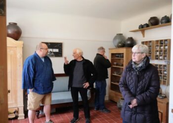 Der er stor interesse for den smukke keramik udstillet af Gregory Hamilton Miller og Janne Heick på Horne Gl. Station.