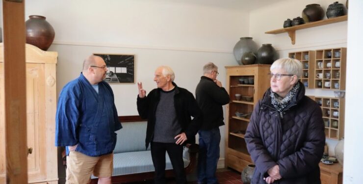 Der er stor interesse for den smukke keramik udstillet af Gregory Hamilton Miller og Janne Heick på Horne Gl. Station.