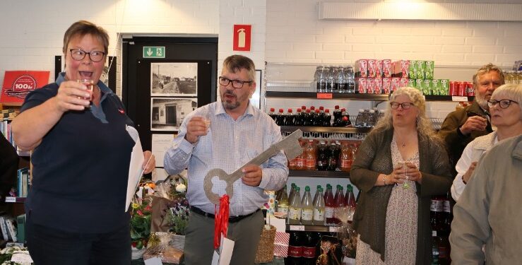 Karen udbringer et højt hurra for Brugsen i Mosbjerg og et velkommen til den nye uddeler Henrik Pedersen.