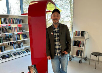 Benny i genbrugstøj på Hjørring Bibliotek. Foto: HB.