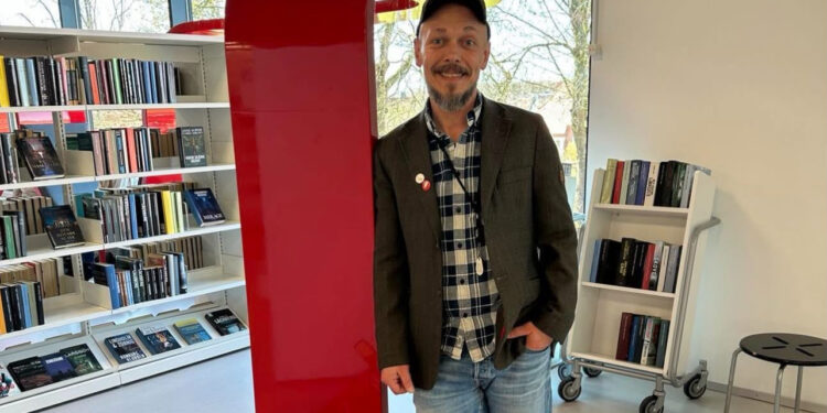Benny i genbrugstøj på Hjørring Bibliotek. Foto: HB.