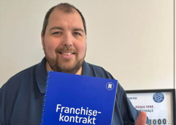 Købmand Kasper Knudsen har forlænget med REMA 1000. Foto: Privat.