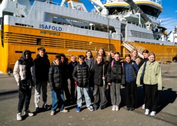 Eleverne fra Højene Skole på kajkanten foran HG 333 Isafold.