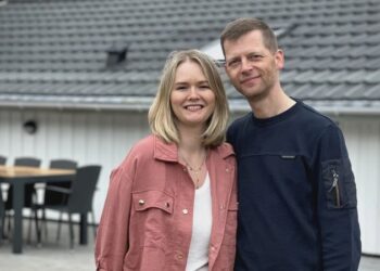Julia og André er vilde med ferier i Tversted. Foto: Bertram Bailey / TV2 Nord.