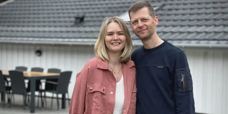 Julia og André er vilde med ferier i Tversted. Foto: Bertram Bailey / TV2 Nord.