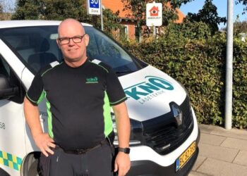 KN Låsetekniks ejer Peter Allan Christensen får på messen også besøg af TrygFondens lokale forebyggelsesekspert.   Privatfoto