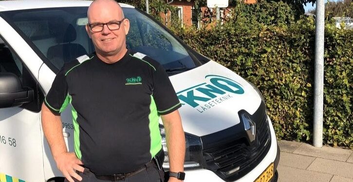 KN Låsetekniks ejer Peter Allan Christensen får på messen også besøg af TrygFondens lokale forebyggelsesekspert.   Privatfoto