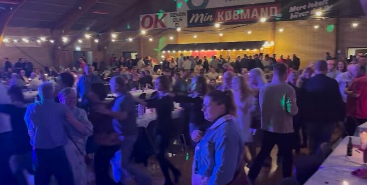 Der blev danset og hygget i Lendum Hallen, hvor Kandis og Version 1.0 leverede musikken. Privatfoto