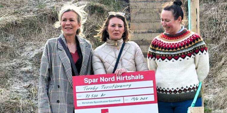 Fra venstre er det Laila Zielke, Maja Vestergaard Olesen fra Spar Nord og Sara Munch Schachner. Foto: Tornby Turistforening. Foto:  Lars Peter Høgh.
