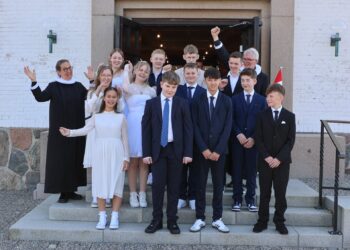 Søndagens glade konfirmander og de to præster foran Hirtshals Kirke. Foto: Henrik Risager.