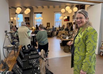 Mette Skovsager fra Hirtshals Turisme ved Kunsthånværkermarkedet i Den Svenske Sømandskirke i 2025. Foto (arkiv): Niels Skipper.