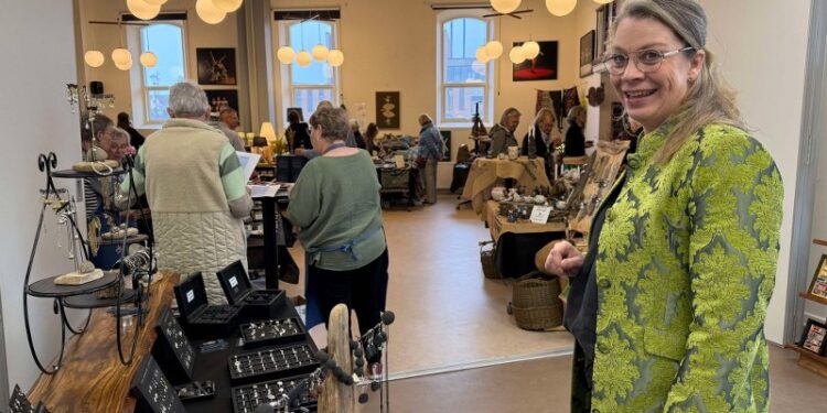 Mette Skovsager fra Hirtshals Turisme ved Kunsthånværkermarkedet i Den Svenske Sømandskirke i 2025. Foto (arkiv): Niels Skipper.