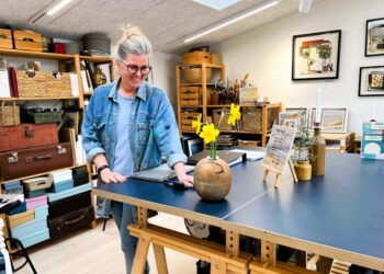 Laila Pallisgaard med et af sine unikke notflåd, der i dette tilfælde bruges som vase til påskeliljer. Foto: Niels Skipper.