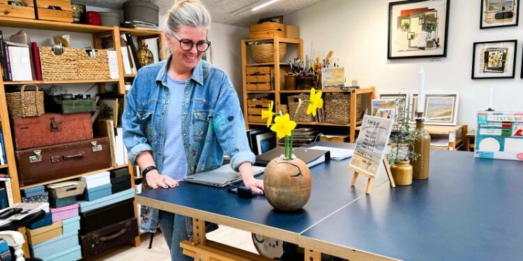 Laila Pallisgaard med et af sine unikke notflåd, der i dette tilfælde bruges som vase til påskeliljer. Foto: Niels Skipper.