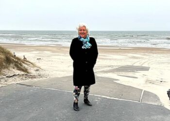 Lisbet Hvid Hermansen, som er den stærke kvinde bag Hirtshals Operafestival, ved nedgangen til Husmoderstranden i Hirtshals. Foto (arkiv): Niels Skipper.