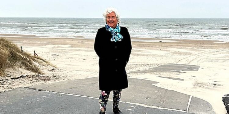 Lisbet Hvid Hermansen ved nedgangen til Husmoderstranden i Hirtshals. Foto: Niels Skipper.