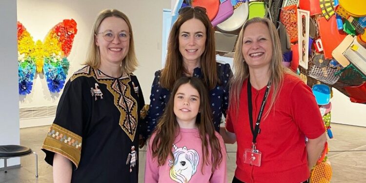 Museumsdirektør Sine Kildeberg kunstner Lise Vestergaard, museumsinspektør Bolette Falbe-Hansen og Sofie. Foto: VKM.