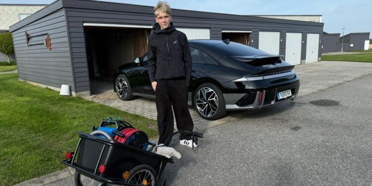 Magnis Strøm efter veludført rengøring af bil på Nejstbrinken i Hirtshals. Foto: Niels Skipper.