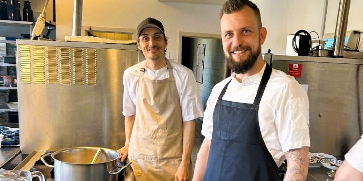 Kokkene Michael Miv Pedersen og Christoffer Ramberg. Foto: Strandlyst.
