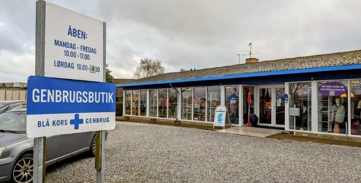 Blå Kors Genbrug i Bindslev inviterer til Blå Lørdag med store rabatter.