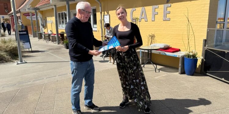 Handelschef Per Martensen og bestyrelsesmedlem Pernille Ramberg fra Hirtshals Handel & Erhverv foran Lilleheden Café & Restaurant. Foto: Niels Skipper.