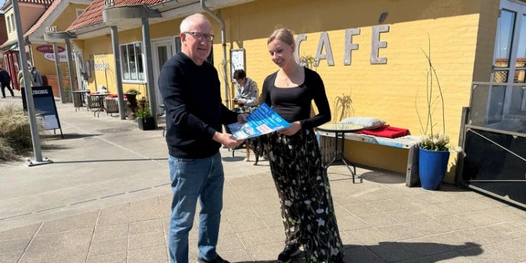 Handelschef Per Martensen fra Hirtshals Handel & Erhverv i selskab med bestyrelsesmedlem Pernille Ramberg fra Lilleheden Café & Restaurant. Foto (arkiv): Niels Skipper.