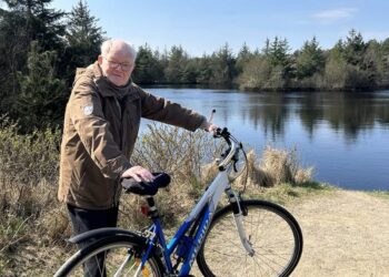 Forfatteren på cykeltur i Blokhus Klitplantage. Foto: Privat.