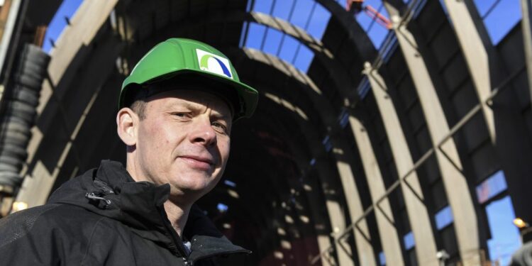 Tidligere direktør Rasmus Brohus fra Hirtshals Yard ved den senere kæntrede flydedok Nordsøkatedralen i Hirtshals Havn. Foto (arkiv): Bent Bach.