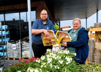 Kasper og Jannie Knudsen med et par kasser af de 250 påskeæg hos Rema 1000 i Hirtshals. Foto: Niels Skipper.
