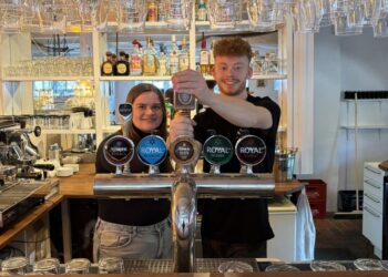 Bestyrer Joakim Holm og en af Restaurant Kælderens tjenere, Mille Slotved, er klar til at åbne mandag. Privatfoto