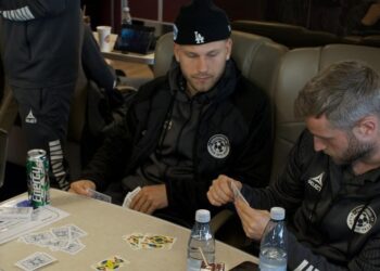 Der er også i dag meget på spil for Vendsyssel FF, som her lader op på færgen. Foto: VFF