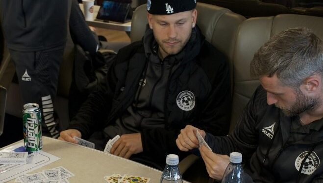 Der er også i dag meget på spil for Vendsyssel FF, som her lader op på færgen. Foto: VFF