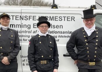 Fra venstre praktikant Kristoffer, Andrew samt skorstensfejermester Flemming E. Nielsen. Foto: Business Hjørring.